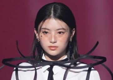 「美しすぎて息とまる」「脚ほっそ！」“Z世代から圧倒的支持”出口夏希、オープニングでの凛々しいランウェイに大歓声！