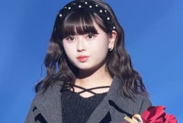 網タイツ×ルーズソックスが似合いすぎる！人気JK“おひなさま”長浜広奈、ステージ映えする脚のラインにファン熱視線「可愛すぎ！」「待ってた！」