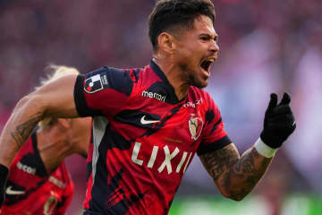 【鹿島】9年ぶりリーグ優勝! 鈴木優磨と植田直通が熱き歓喜の抱擁。レオ・セアラは2ゴールで初の得点王、横浜FMに2-1勝利