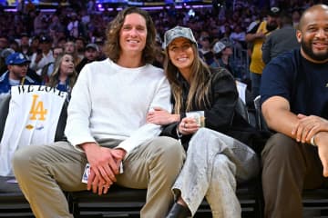 「なんて美しいカップルなんだ！」ドジャースが誇る貴公子の“ゴージャスな挙式”報告に反響続々！「映画のラストシーンかよ」 大谷や由伸ら盟友たちも祝福