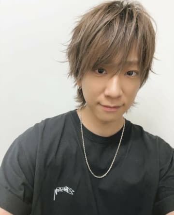 NEWS小山慶一郎愛用の“140万円超え”ド派手ピンクバッグが話題　妻・宇野実彩子と共通する高級ブランド志向