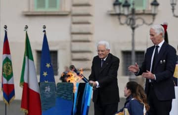 ローマでミラノ・コルティナ冬季五輪の聖火リレー記念式典