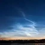 大規模火山噴火が吹き上げる水蒸気が2年後に「夜光雲」を活発化