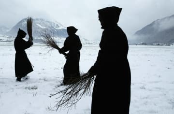 スイスの子どもたちが怖がるクリスマスの「悪者」シュムッツリ、時代とともに変化