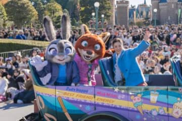東京ディズニーランドに上戸彩がサプライズ登場『ズートピア2』公開日に記念パレード