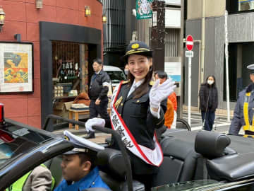 野崎萌香　地元の麻布・六本木で一日警察署長　通学路でパレード「感慨深く、温かい気持ちに」
