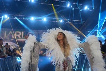 なぜこんなにポップ？ 普段は“傲慢”女帝のギャップ衣装に隠された「少女との約束」に反響…特別ギアに込めた想いと“ハートマーク”