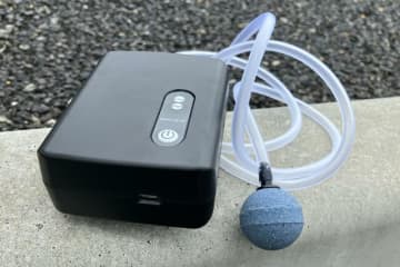 ダイソーの「1,000円エアーポンプ」堤防釣りで使ってみた！　“電池不要”はやっぱ便利＆注意点一つ「レポ」