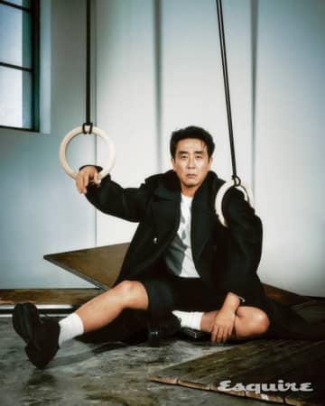 リュ・スンリョン、中年サラリーマンの苦労を表現！？シュールなグラビアが話題「多くの人に共感してほしい」