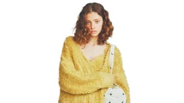 【明日なに着る？】明るい色でも「派手浮きしない」バターイエローのカーディガン