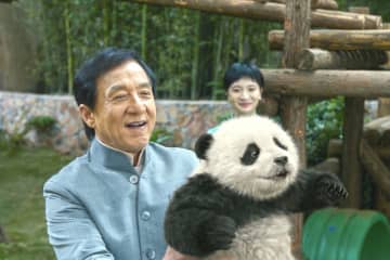 “パンダ愛”から“アクションシーン”まで！71歳ジャッキー・チェンの喜怒哀楽が詰まった『パンダプラン』場面写真