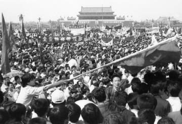 天安門法廷の映像流出か　武力弾圧拒否の元軍長