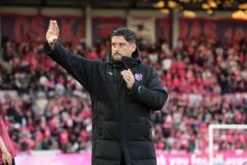 C大阪、アーサー・パパス監督の続投を発表！　攻撃的サッカーとチームの若返りを強調「決意はかつてないほど強まっています」