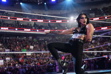 「怖すぎる」美女レスラー、鼻負傷を逆手に取った“ホラーマスク”にファン戦慄…人気映画オマージュの“再現度”も話題