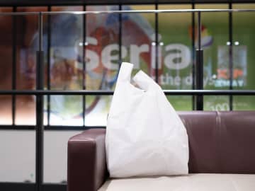 「バッグに直入れ」はもう終わり！【セリア】冬っぽ可愛い♡「110円ポーチ」