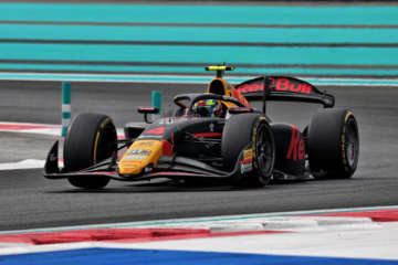 レッドブル育成のリンドブラッドが今季3勝目。カンポスがチームタイトル争いに望みを繋ぐ/FIA F2第14戦レース1