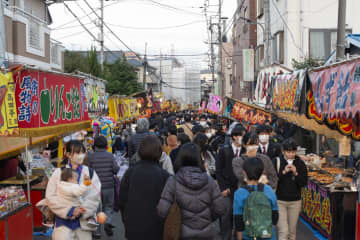 本立寺門前に約230の露店が並ぶ「関のぼろ市」が12月9・10日に開催！9日には華やかな万灯行列も