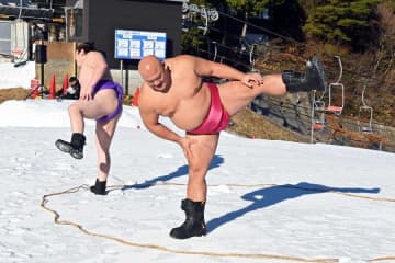 ゲレンデに突然の「土俵」…神戸・六甲山のスキー場が異色の相撲でシーズン開始