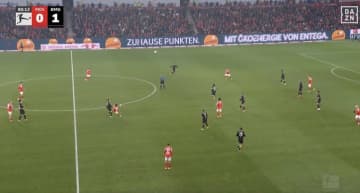 どうなってる…！？ 佐野海舟、空中戦で“まさかの光景”「マジかよ」競り合いで“垂直落下”→叩きつけられてもプレー続行「鉄人だろ」