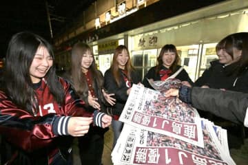 待ちわびた凱歌　鹿島J1制覇　場内一体、歓喜の輪