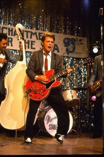 『バック・トゥ・ザ・フューチャー』公開40周年限定上映  消えた伝説のギターを追え！キャストの大捜索＆奇跡の再会を収めた特別映像到着