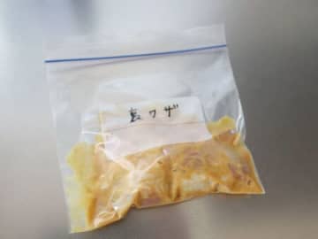 【決定版】フリーザーバッグの空気を一発で抜く方法！見事に密着させる最短ルートを公開♪