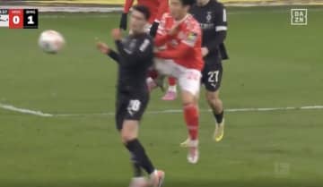 ウソでしょ！？ 川﨑颯太、まさかの“飛び蹴り”「怖っ！」途中出場→いきなり危険すぎるファーストプレー「それは危ないw」