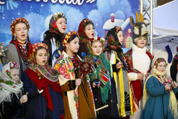 クリスマスツリーが点灯 キーウ近郊の町、侵攻後初