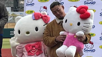 中田翔さんがサンリオの野球教室に参加　キティちゃんと写真に収まる場面も