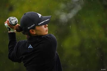 “目玉”でダボ発進「すごい試練」から… 渋野日向子は悔しいボギー締めも雨中で必死の挽回