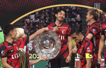 鹿島が真顔スルー芸！鈴木優磨が指名した“森脇芸担当”は？「優磨さんがめちゃくちゃ悪い顔してた」９年ぶり優勝で爆笑セレモニー