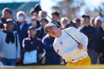 ＜中間速報＞小木曽喬が単独首位　逆転賞金王狙う蟬川泰果は3差追走