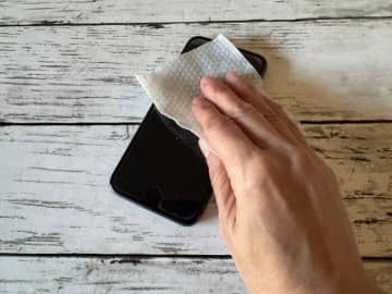 【ダイソー】リピ買い必至！液晶のベタつきがスルッと落ちる110円アイテムとは？