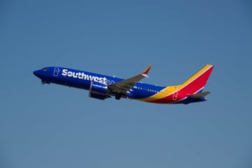 「CAさんの笑顔がいい！w」帰省客でにぎわう機内でまさかのハプニング。ほっこりする光景に乗客たちも笑い