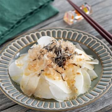 【大根余ってたら試してみて】「居酒屋で頼むやつ、家で作れた」氷水に10分さらすだけ！食感が別次元になる大根と塩昆布のパリパリサラダのレシピ