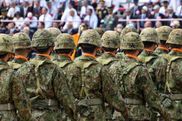 自衛隊は「高校卒」より「大学卒」で入るほうが“高年収”ですか？ やはり大学卒業後のほうが“メリットは多い”でしょうか？「給与・キャリア」もあわせて比較