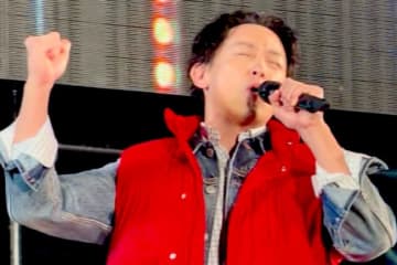 山本耕史、『BTTF』主題歌を熱唱！　マーティのコスプレで会場沸かす〈東京コミコン2025〉