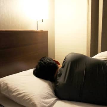 明るい場所で寝ると心臓病が増える？ 英国9万人のデータを検証