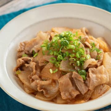 【大根は炒めると超うまいぞ】「今日の夕飯、これでいいじゃん」ご飯が秒で消える！豚バラと大根の焼き肉のたれ炒めのレシピ