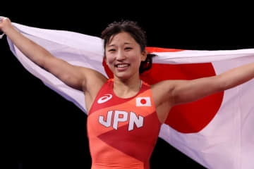 「ええっ！」「どこのお嬢様？」五輪金メダリストの“純白のドレス姿”に絶賛の声「才色兼備の最強アスリート」