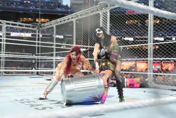 これは痛い…日本人女子同士の対戦でドラム缶ごと“ぐしゃっ”容赦ナシの強烈ドロップキックに悶絶「えげつない」