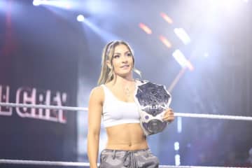 どうなってるの？ “超新星”美女レスラーの「名前のない新技」に騒然…突如現れた異次元フィニッシャーが話題