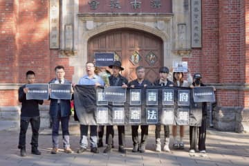 台北で香港火災の追悼集会　民主活動家、当局の対応非難