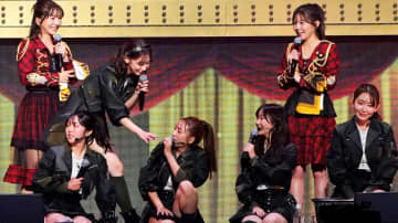 高橋みなみ・指原莉乃・小嶋陽菜ら“アイドル復活”も衣装が外れるハプニングに、酸素ボンベ吸引…「⾝体がババアすぎる（笑）」笑いあり涙ありの20周年公演3日目