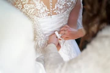 継母が結婚式に着てきたドレスが"白すぎる"→新婦の怒りの1枚にネット共感「これはひどい」「厚かましい」