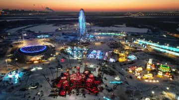 ハルビン氷雪大世界、氷の設営始まる　中国黒竜江省