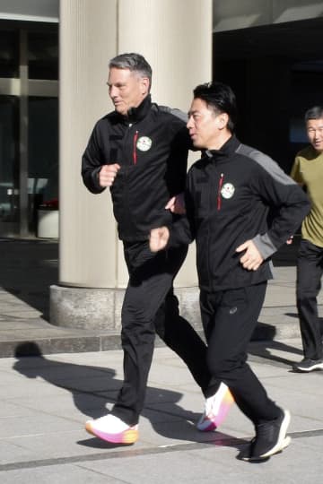 日豪防衛相が一緒にランニング　省の敷地内、絆の強さアピール