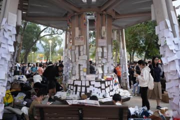 香港、火災追悼メッセージ撤去へ　政府が批判抑え込みか