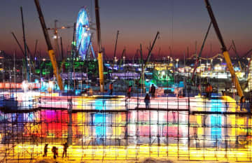 ハルビン氷雪大世界、氷の設営始まる　中国黒竜江省