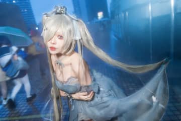 【コスプレ】雨の中、美スタイルで舞い踊る姿が幻想的！長崎レイヤーの『NIKKE』シンデレラの曲線美が圧巻のオーラを放つ【写真8枚】
